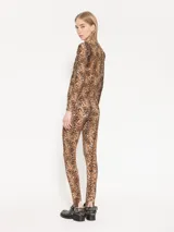 Calza larga de punto con estampado animal print y elástico en la cintura.