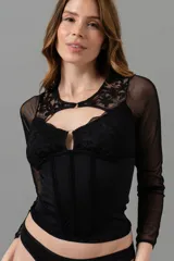 Body corset negro con mangas largas de tul, detalles de encaje en busto y cuello, y abertura en el pecho.