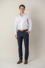 Pantalón slim fit de tencel, color beige, con bolsillos laterales y traseros, y presillas para cinturón.