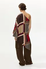 Blusa capa de un hombro en satén fluido, con diseño asimétrico y estampado geométrico en tonos marrón, negro, beige y rojo.