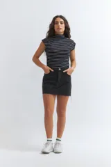 Musculosa negra con rayas horizontales blancas y cuello alto.