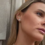 Aros de plata 925 con tres piedras aguamarina y un topacio blanco central.