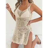 Vestido corto de playa tejido en crochet con diseño calado, cuello redondo y tajo lateral. Presenta un corte ajustado y sin mangas.