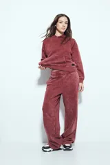 Pantalón de jogging verde con efecto lavado, corte recto y cintura elástica.