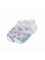 Medias cortas tipo soquete con estampado de camuflaje en tonos violeta y gris sobre base blanca. Incluye detalle de texto bordado en el empeine.