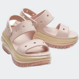 Sandalia Crocs Classic Mega Crush de color negro, con plataforma elevada y suela dentada. Presenta dos correas anchas en la parte delantera y una correa trasera ajustable.