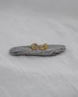 Aros tipo caravanas de diseño orgánico con forma irregular y textura rugosa, con acabado metálico brillante.