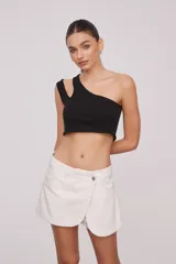 Top corto blanco de algodón, con un solo hombro y corte asimétrico.