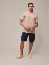 Remera básica de cuello redondo con bolsillo frontal, confeccionada en algodón con efecto de lavado gastado.