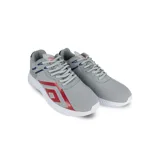 Championes grises con detalles en azul y rojo, con suela blanca.