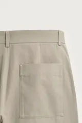 Pantalón relaxed fit para hombre, confeccionado en tejido con mezcla de algodón y lino, en color beige. Presenta bolsillos laterales, bolsillos traseros de plastrón y cierre frontal con cremallera y botón.