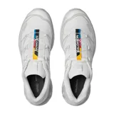 Championes Salomon XT-6 de color blanco con detalles en gris, equipados con sistema de cordones Quicklace, suela Contagrip y diseño inspirado en el trail running.