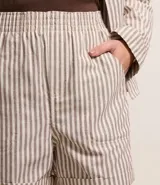 Short de sarga con diseño de rayas verticales, cintura alta elástica y ruedo con dobladillo plegado.