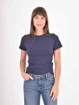 Remera de algodón de corte ajustado, con cuello redondo y mangas cortas.