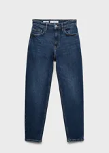 Jeans mom fit de tiro alto y lavado azul oscuro, con diseño clásico de cinco bolsillos, trabillas para cinturón y cierre frontal con cremallera y botón.