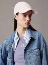 Gorra de béisbol rosa claro con logo de Calvin Klein Jeans bordado en el frente.