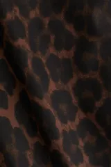 Pollera tubo hasta la rodilla con estampado de leopardo, bolsillos laterales y abertura frontal en el bajo. Cuenta con cierre oculto en la parte posterior y forro interior.