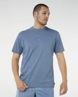 Remera Rip Curl de manga corta en color azul, con estampado gráfico en la espalda con el logo de la marca y la inscripción "Born at Bells".