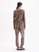 Babucha de corte holgado con cintura elástica y cordón de ajuste, confeccionada en tejido estampado con diseño floral en tonos verde y rosado.