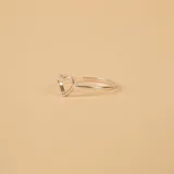 Anillo fino de plata 925 con un dije central en forma de corazón calado.