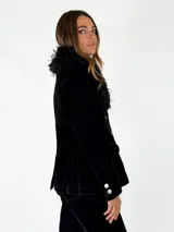Chaqueta de denim azul oscuro con cuello de piel sintética desmontable, cierre frontal con botones metálicos y bolsillos delanteros con solapa.