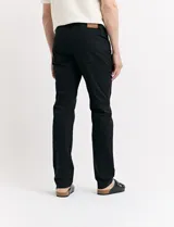 Pantalón de corte slim, color beige, con bolsillos laterales y traseros de estilo chino.