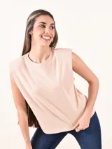 Blusa sin mangas color beige, con cuello redondo y hombreras marcadas que le dan una estructura definida.