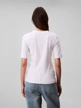 Remera de algodón canalé con cuello redondo y mangas cortas. Presenta un diseño ajustado al cuerpo con el logotipo de la marca estampado en el centro del pecho.