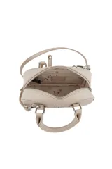 Cartera tipo bowling de color beige, con doble asa de mano y correa larga ajustable y extraíble. Presenta un logo metálico plateado en el centro y herrajes a juego.