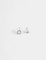 Set de aros tipo pin de acero quirúrgico, compuesto por un par con diseño de herradura con strass y otro par con diseño de corazón pequeño.