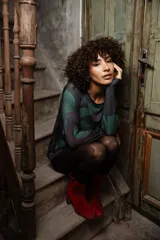 Remera de mangas largas con estampado abstracto en tonos verdes, negros y burdeos.