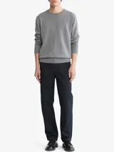 Sweater gris de algodón con cuello redondo, mangas largas con puños acanalados y logo de Calvin Klein bordado en el pecho.