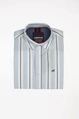 Camisa de manga corta Mistral con diseño de rayas verticales en tonos celeste y blanco. Presenta cuello clásico, cierre frontal con botones y logo bordado en el pecho.