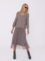 Conjunto de sweater marrón de punto con falda midi plisada de tul color marrón.