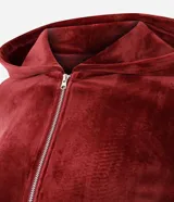 Saco abierto de plush color bordó, con cierre frontal, capucha y bolsillos funcionales. Presenta una textura suave y confortable, ideal para abrigo.
