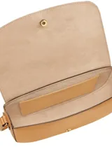 Cartera crossbody Longchamp modelo Epure M, de diseño estructurado y minimalista con solapa frontal y cierre de broche metálico. Incluye correa larga ajustable para llevar al hombro o cruzada.
