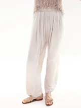 Pantalón palazzo color beige con cintura elástica.