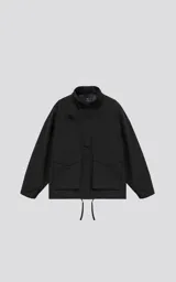 Campera técnica liviana de microfibra negra con acabado mate, capucha ajustable, cierre frontal oculto bajo solapa, bolsillos frontales con solapa y cordón ajustable en la cintura.