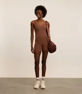 Enterito deportivo corto de microfibra color marrón, con escote redondo y breteles anchos. Diseño ajustado al cuerpo con costuras reforzadas.