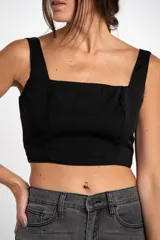 Top negro corto con breteles anchos y escote cuadrado.