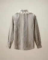 Camisa de manga larga con estampado de rayas verticales en tonos beige y azul. Presenta un cuello estilo bebé con detalle de puntilla blanca y cierre frontal de botones ocultos.