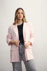 Blazer de mujer color rosa pálido, de corte recto y largo, con solapas de muesca y un solo botón frontal marrón. Presenta bolsillos de parche en la parte delantera y mangas tres cuartos.
