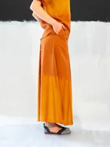 Falda larga azul con efecto degradado en verde, de corte a la cintura con dos bolsillos laterales y cierre invisible. Confeccionada en algodón tipo seda y teñida a mano.