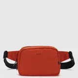 Riñonera de diseño minimalista color naranja, con cierre superior y correa ajustable negra. Cuenta con el logo de la marca estampado en el frente.