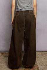 Pantalón ancho de jean claro, confeccionado en algodón, con cintura fruncida y puños elásticos.