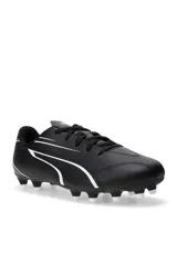 Championes de fútbol Puma Vitoria FG/AG, color negro con detalles en blanco, diseñados para césped natural firme y artificial.