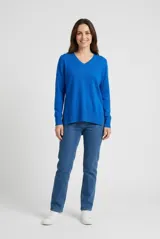 Sweater de punto color azul eléctrico, con escote en V y mangas largas.