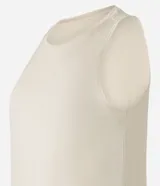 Musculosa deportiva Get Over de microfibra texturizada color marfil, con cuello redondo, tirantes anchos y bajo redondeado.
