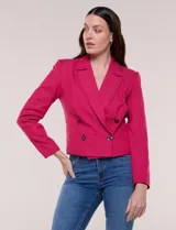 Blazer corto fucsia de corte entallado, con cuello solapa clásico, cierre frontal cruzado con doble botonadura a contraste, hombreras y mangas largas.