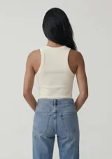 Musculosa rosada de tejido acanalado, con cuello redondo y diseño ajustado al cuerpo.